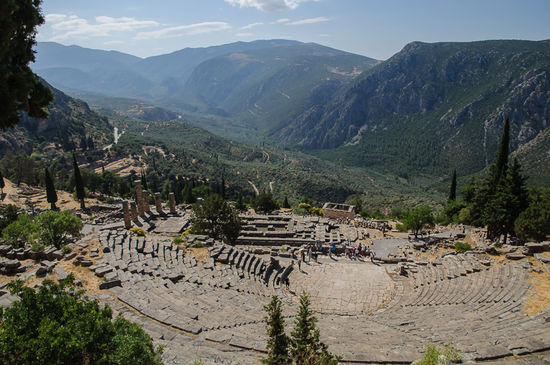 Das Theather von Delphi, Platz für 5000 Besucher die eine phantastische Aussicht auf das Tal hatten.