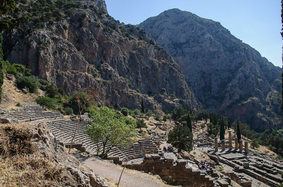 Die Lage von Delphi ist spektakulär. Die Stätte ist in einen steilen Berghang hineingebaut und erstreckt sich über 300 Höhenmeter am Hang.