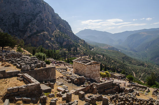 Auf dem sacred way, das Häuschen ist eines von vielen  Schatzhäusern die zur Aufbewahrung von Weihgeschenken dienten.