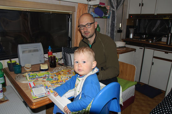 Beim Frühstück nach der ersten Nacht waren wir dankbar für den Heizstrahler im Gepäck.
