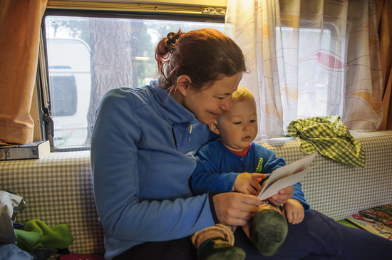 Wenn es draussen kalt und nass ist, muss man sich drinnen beschäftigen. Mit Buchlesen zum Beispiel.