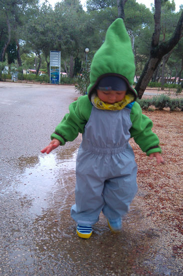 Wasser ist sein Element, auch wenns nur Pfützen sind