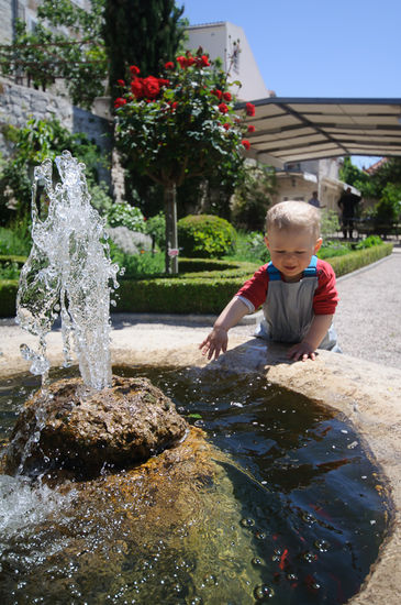 mit Springbrunnen inklusive Goldfischen.
