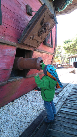 In den Kanonen ist auch Platz für Steine.