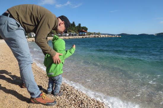 ... dann mit Papa Steine ins Meer werfen.
