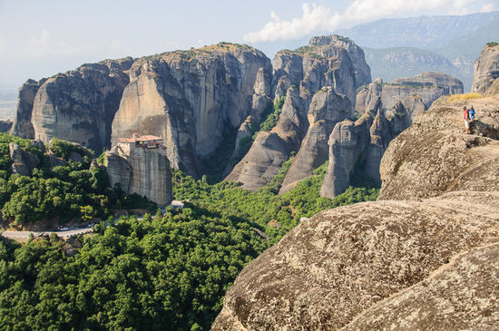 Vom Aussichtspunkt beim Varlaam Kloster hat man eine beeindruckende Sicht auf das Kloster Russanou und die Felsen dahinter. Rechts oben im Bild steht übrigens Markus mit Georg.