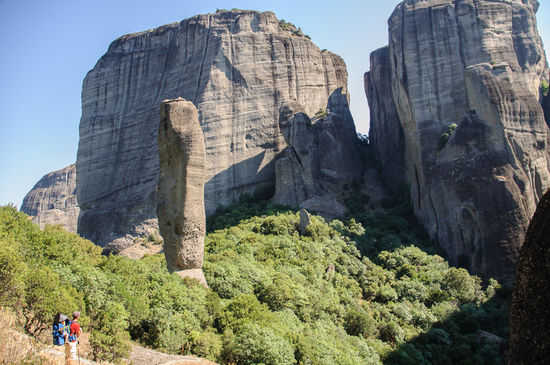Am Ziel unserer kleinen Wanderung. Der markante Obelisk Adhrakhti steht mitten unter den anderen Felsen.