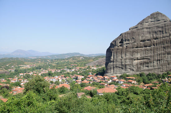 Blick runter auf Kastraki das direkt an den Felsen liegt