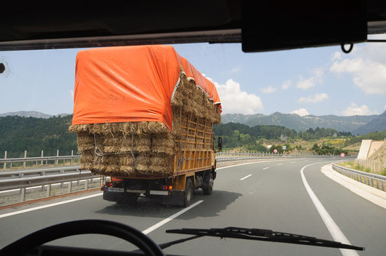 Auch von solchen LKWs werden wir auf der Autobahn überholt