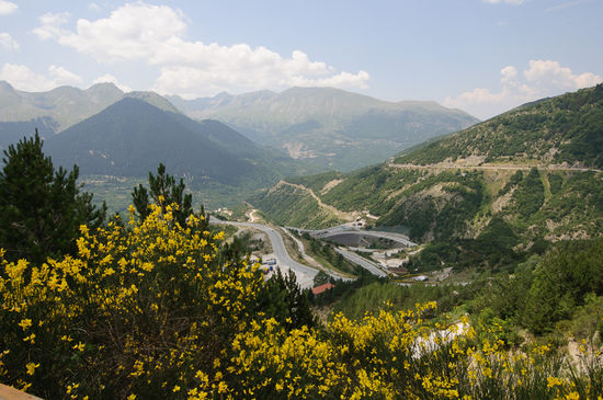 Das Pindos Gebirge, und unten die neue Autobahn.