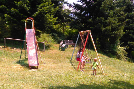 Mittagspause. Georg findet gleich Anhang am Spielplatz