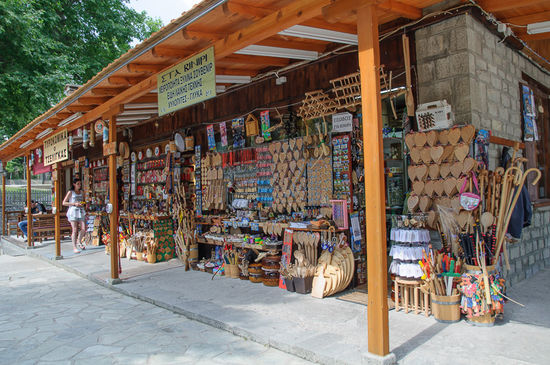 Ein Souvenirstand, viel geschnitztes Olivenholz