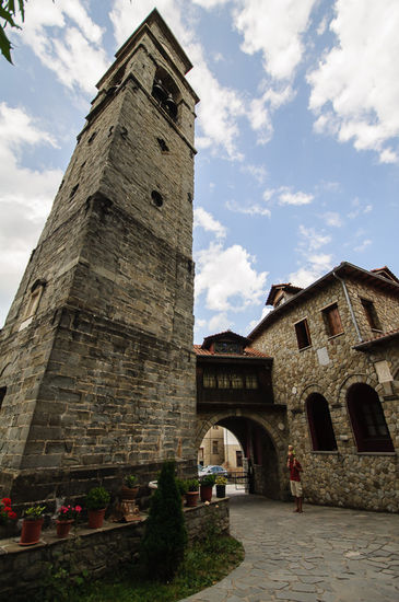 Es gibt auch ein altes Kloster mit Kirche und Glockenturm