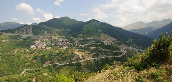 Der Nachbarort von Metsovo auf der anderen Talseite, ganz rechts sieht man die neue Autobahnbrücke