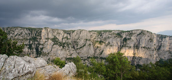 In der Abendsonne färben sich die Felsen