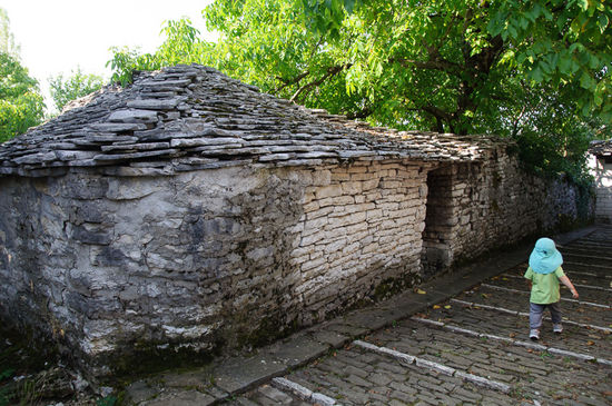 In Monodendri gint es noch viele originale Steinhäuser