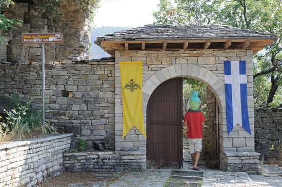 Das Eingangstor zum Kloster Agia Paraskevi