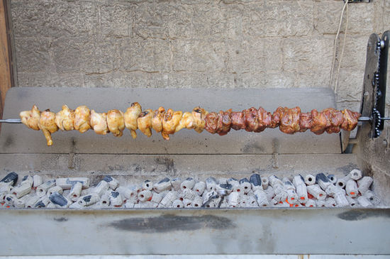 Das sieht man in der Gegend sehr häufig. Ein Spiess, links das Huhn, rechts das Schweinefleisch.