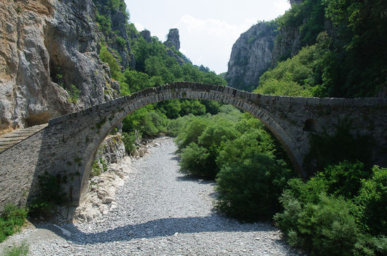 Die erste Steinbogenbrücke