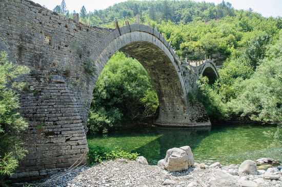 Das Wasser im Fluss darunter ist kristallklar