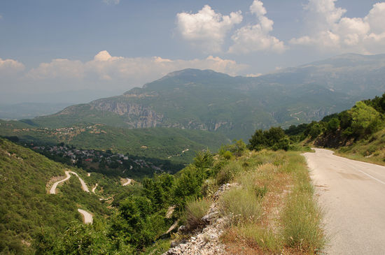 Auf der Passhöhe auf dem Weg nach Vikos, links sieht man die Serpentinen, die wir wieder runter mussten.