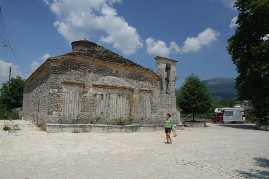 Parkplatz am Kirchplatz von Vikos