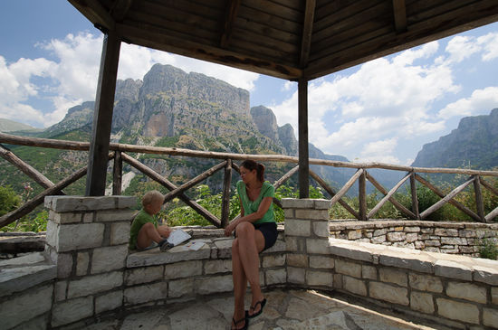 Georg spielt lieber Steckspiel