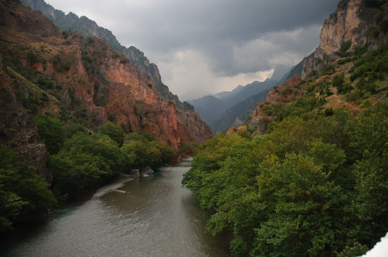 Ein Blick beim Sonnenuntergang zurück in die Aoos Schlucht