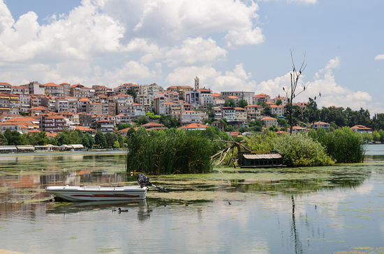 Kastoria liegt idyllisch auf einer Halbinsel am See. Nord und Südufer trennt ein steiler Hügel.