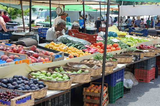 Am Markt. Man findet jedes mögliche Obst und Gemüse, das man sich vorstellen kann.