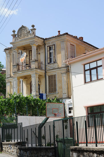 Alte Herrenhäuser, mehr schlecht als recht in Schuss gehalten