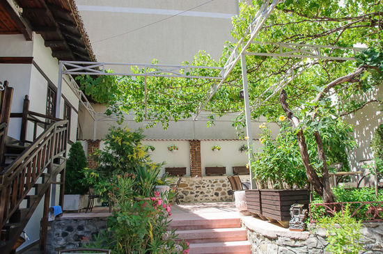 Ein schöner schattiger Innenhof, hier gibt es auch das prächtige Frühstück.