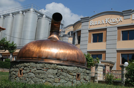 Korca Brauerei. Sie ist die älteste des Landes und macht unserer Meinung nach das beste Bier hier in Albanien. Besonders das dunkle schmeckt uns.
