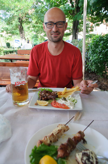 ...genießen wir den albanischen Biergartenflair