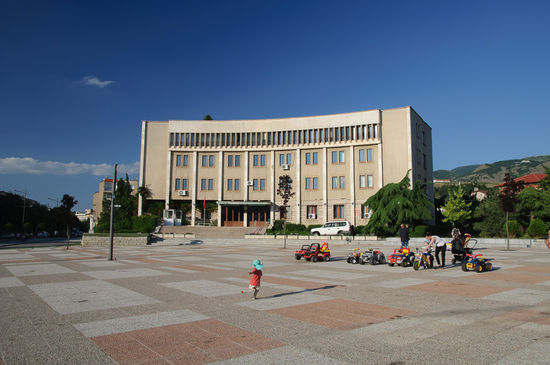Das Verwaltungsgebäude der Stadt ist gleich nebenan. Den Platz davor nutzen vor allem Kinder um sich auszutoben. Genau das Richtige für Georg.