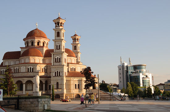 Im Hintergrund sieht man den Skytower. Alt und neu gleich nebenan, wie so oft in Albanien.