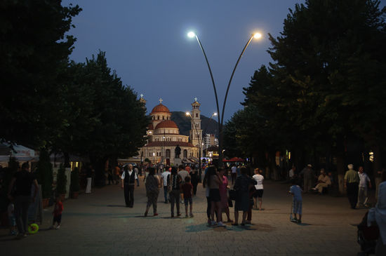 Fussgängerzone bei Nacht, viel Betrieb beim Xhiro.