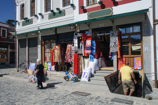 Die Läden sind teilweise auch in den Kellern, die Eingangstüren dazu waagrecht.