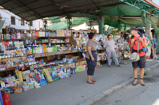 Vor dem Lebensmittelmarkt sind die Drogeriestände plaziert. Georg wird von allen freundlich angesprochen und ehe man sich versieht hat er schon mal eine Olive im Mund oder bekommt eine Nektarine in die Hand gedrückt