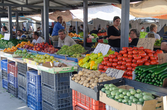Frisches Obst und Gemüse soweit das Auge reicht