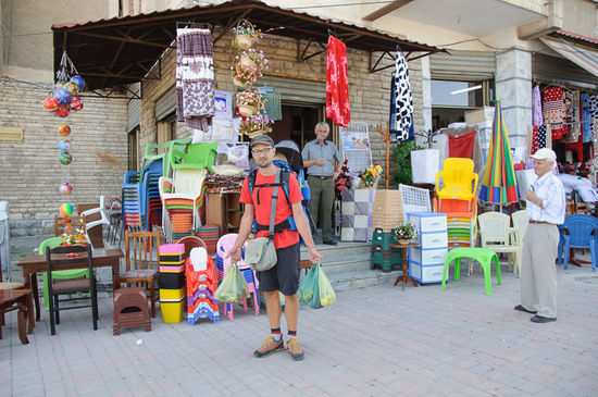 Vollbepackt geht es vom Basar nach Hause. der ganze Einkauf hat nicht mal fünf Euro gekostet.