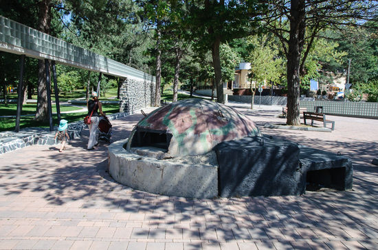 Wir machen einen Spaziergang zum Rinia Park. Die Bunker aus der Zeit des kalten Krieges (650000 soll es insgesamt geben) werden auch schon mal zu Dekoobjekten umfunktioniert.