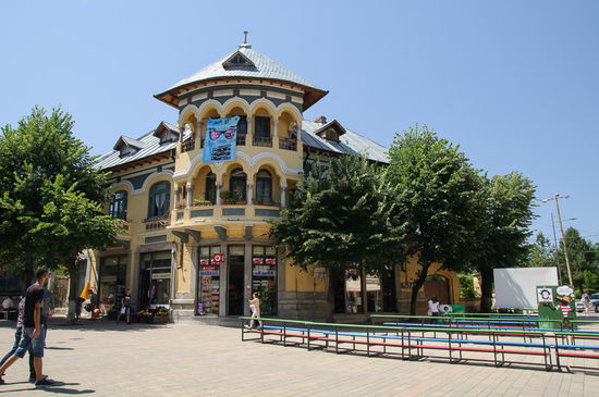 ... Dieses Haus steht sogar unter Denkmalschutz. Rechts die Leinwand war übrigens das Public Viewing für die EM Spiele.