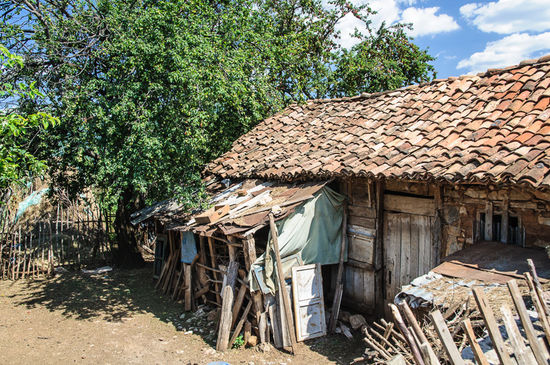 Teilweise gibt es noch die alten Häuser, aber nur als Wirtschaftsgebäude