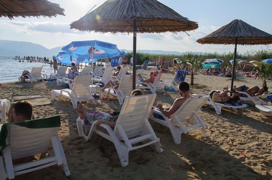 Am Strand vom Krani Autocamp ist viel los.