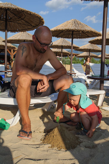 Zumindest Georg ist gut gelaunt und baut grosse Sandhaufen