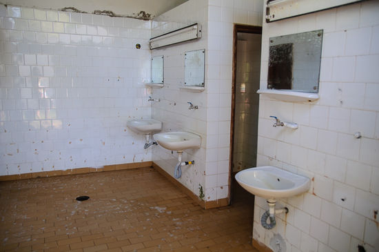 So sieht das alte Sanitärgebäude aus. Hier denkt man sich, okay, will ich hier rein?