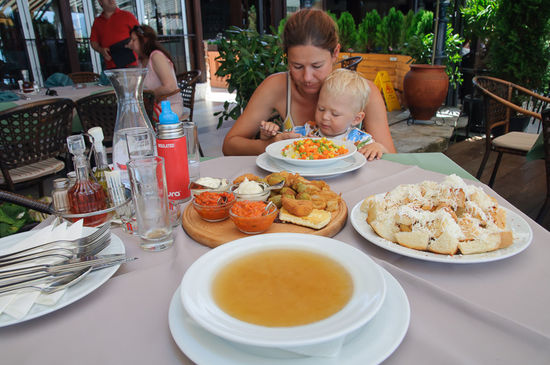 Allerdings sind die Preise für Fisch dann doch deutlich höher als in Albanien. Da bestellen wir lieber eine montenegrinische Platte und Suppe für den angeschlagenen Magen von Markus.