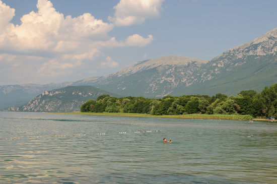 Das Wasser lädt zum Schwimmen ein.