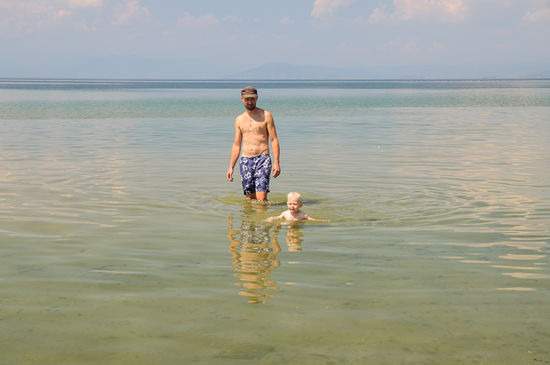 Dafür merkt Georg, dass er selbst im Wasser herumlaufen kann, und hat einen Riesenspass daran.